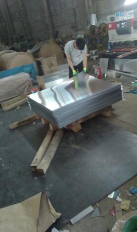 國內(nèi)外鋼鋁框氧化鋁板各自的特點